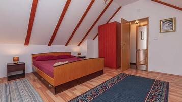 3 bedrooms, iron/ironing board, free WiFi, bed sheets