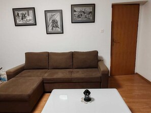 Télévision, lecteur de DVD, table de tennis de table