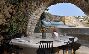 Outdoor dining - PARAGA SEA VIEW VILLA 2 WALKING DISTANCE to BEACH 
 by Calypso Sunset Villas (Mykonos)