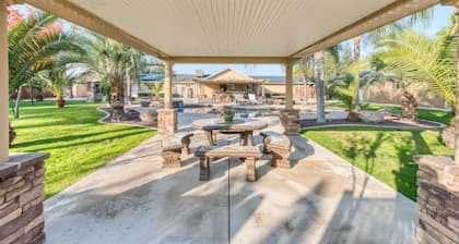 Modern 4-bedroom Villa w/ Pool/Spa & Private Park