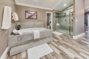 Badewanne, Handtücher, Seife, Shampoo