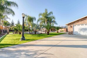 Property grounds - Modern 4-bedroom Villa w/ Pool/Spa & Private Park (Reedley)