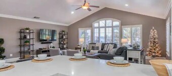 Modern 4-bedroom Villa w/ Pool/Spa & Private Park