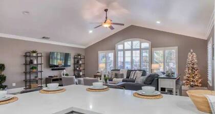 Modern 4-bedroom Villa w/ Pool/Spa & Private Park