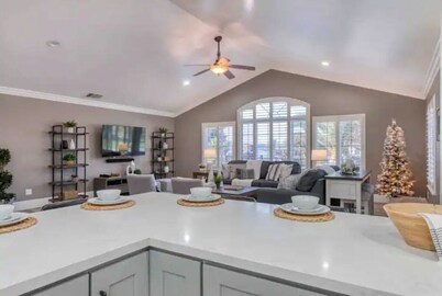 Modern 4-bedroom Villa w/ Pool/Spa & Private Park