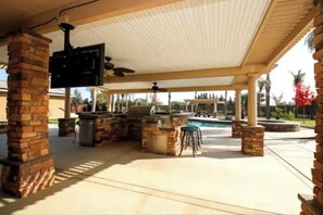 Outdoor dining - Modern 4-bedroom Villa w/ Pool/Spa & Private Park (Reedley)