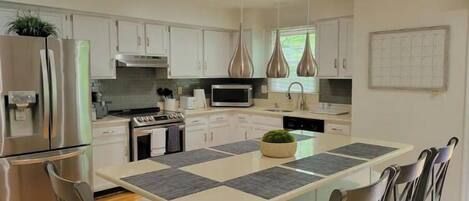 Køleskab, mikrobølgeovn, ovn, kogeplade