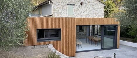 تناول الطعام بالخارج