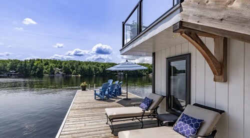 All Day Sun! 7 bed 2 bath cottage on Lake Muskoka! Perfect Location! Privacy!