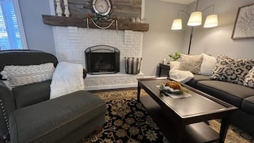 Smart TV, chimenea y libros