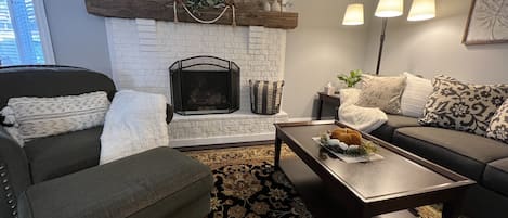 TV connectée, cheminée, livres