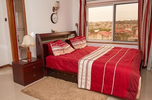 2 bedrooms, in-room safe, desk, iron/ironing board