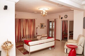 Smart-TV, Stereoanlage, Arbeitsbereiche