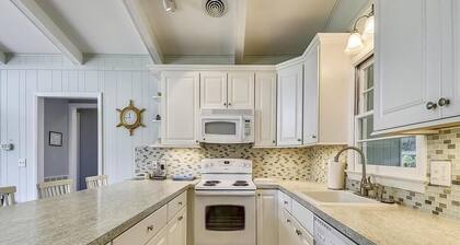 Cozy Vacation Home w/Sun Room in Bethany West