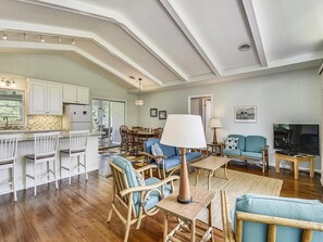 TV, books - Cozy Vacation Home w/Sun Room in Bethany West (Bethany Beach)