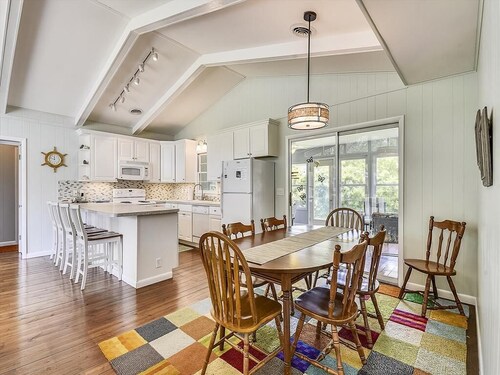 Cozy Vacation Home w/Sun Room in Bethany West
