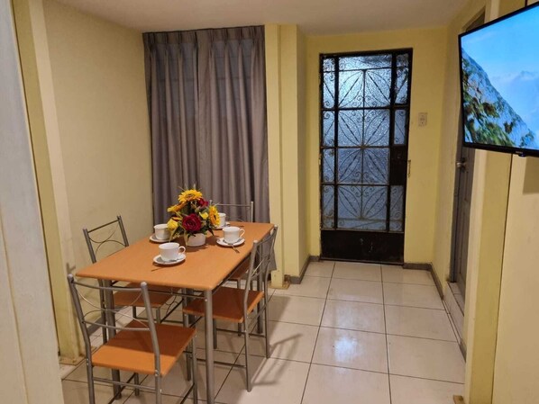 Dining - Beautiful, central and economical apartment (Rímac)
