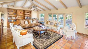 Televisión, videojuegos, reproductor de DVD y libros