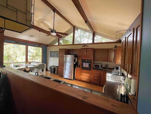 冷蔵庫、電子レンジ、オーブン、コンロ