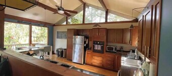 Sweet and spacious mountain view home w/fireplace!