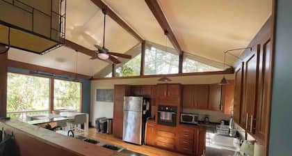Sweet and spacious mountain view home w/fireplace!