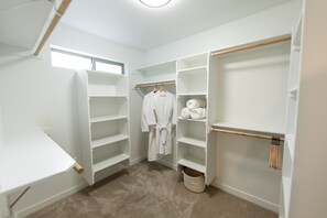 Interior - NEW mid- century modern 4bedroom oasis (Vancouver)