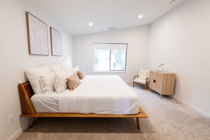 4 bedrooms, travel cot, free WiFi, bed sheets - NEW mid- century modern 4bedroom oasis (Vancouver)