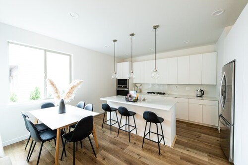 NEW mid- century modern 4bedroom oasis