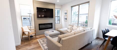 Smart TV, chimenea, libros y estéreo