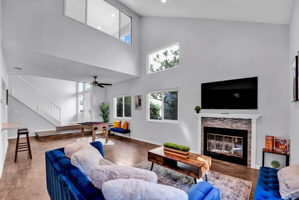 Smart TV, table football - Spacious high ceiling home in Fremont | Private Yard | King Bed (Fremont)