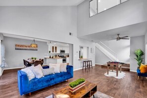 Smart TV, table football - Spacious high ceiling home in Fremont | Private Yard | King Bed (Fremont)