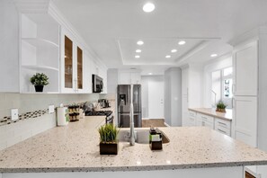 Fridge, microwave, oven, stovetop - Spacious high ceiling home in Fremont | Private Yard | King Bed (Fremont)