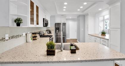 Spacious high ceiling home in Fremont | Private Yard | King Bed