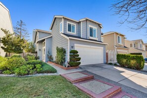 Exterior - Spacious high ceiling home in Fremont | Private Yard | King Bed (Fremont)