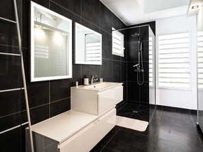 Dusche, Haartrockner, Handtücher