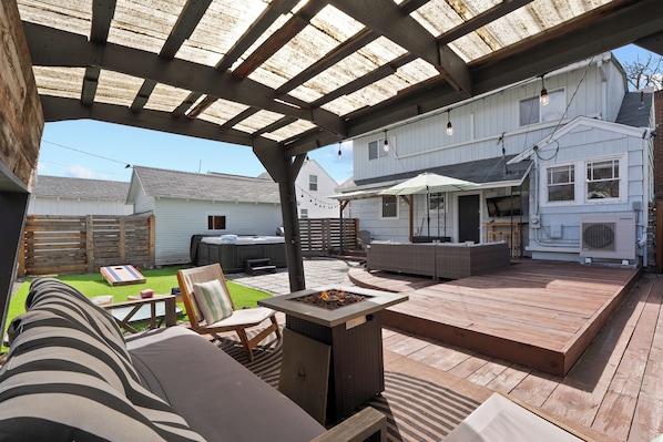 Terrace/patio - Mins to everything in Spokane - Hot Tub & Backyard Oasis - Pet Friendly! (Spokane)