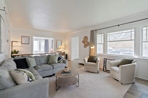 Smart TV - Mins to everything in Spokane - Hot Tub & Backyard Oasis - Pet Friendly! (Spokane)