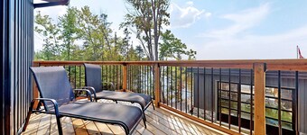 Kawartha Dream Cottage with Hot Tub and Games Room