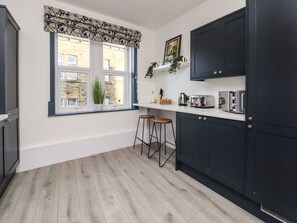 Cottage | Private kitchen | Fridge, dishwasher, electric kettle, toaster - Mill Hey (Keighley)