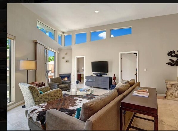 Televisión y chimenea 