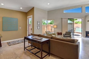 TV, fireplace - The Terra Cotta Terrace (Palm Springs)