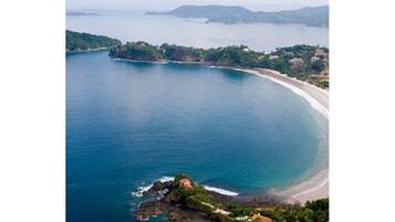 Playa en los alrededores y toallas de playa