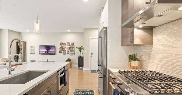 Fridge, microwave, oven, stovetop - The Suite Spot • Eclectic • Modern • Central • Sleeps 6 (Chicago)