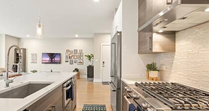The Suite Spot • Eclectic • Modern • Central • Sleeps 6