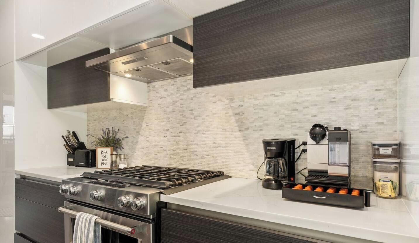 Coffee/tea maker, fridge, microwave, oven