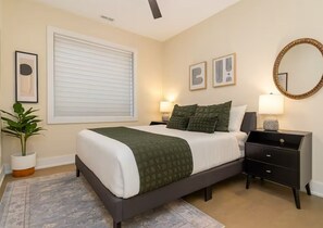3 Schlafzimmer, Schreibtisch, Bügeleisen/Bügelbrett, Reisekinderbett