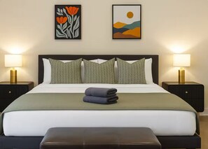 3 Schlafzimmer, Schreibtisch, Bügeleisen/Bügelbrett, Reisekinderbett