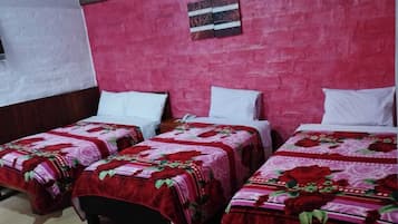 Habitación triple familiar, 3 camas individuales, vista al patio | Escritorio, espacio para trabajar con laptop y wifi gratis