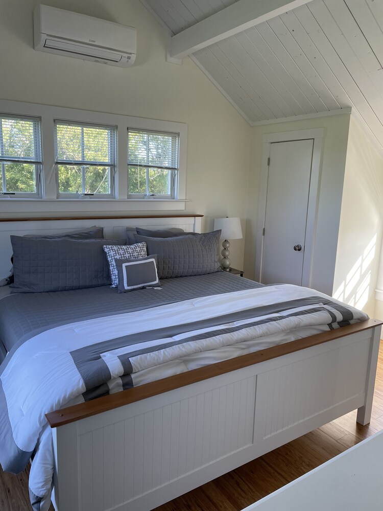 Enjoy spectacular sunsets in this 2 bedroom Madaket home. Madaket Vrbo