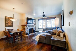 Smart-TV, peis og bøker